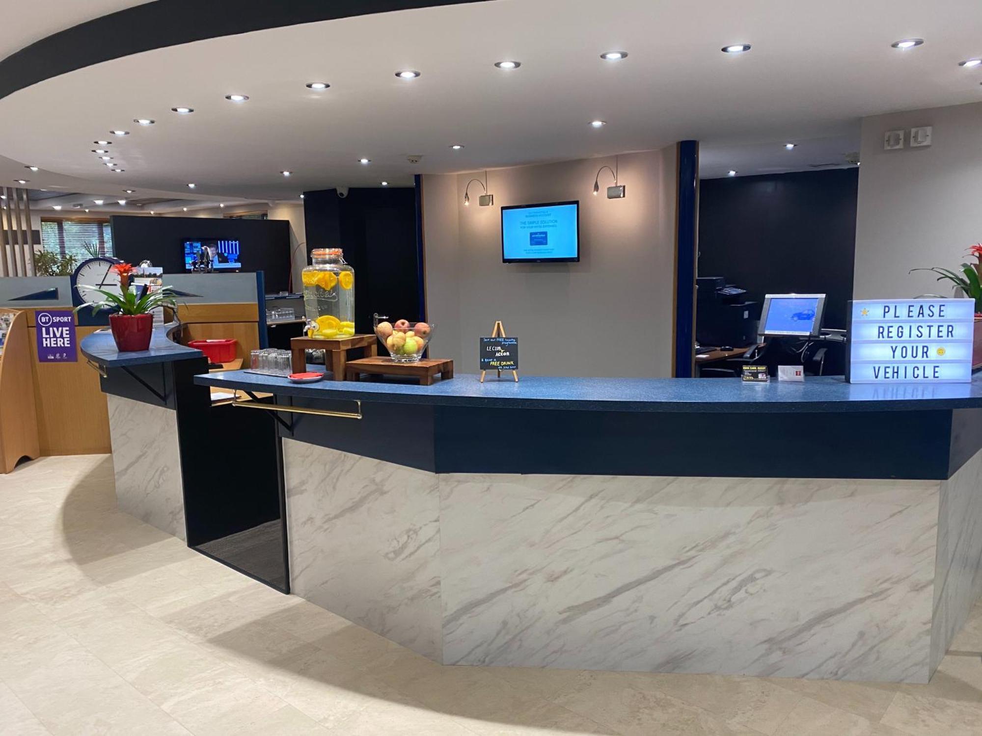 Отель Ibis Rugby East Крик Экстерьер фото